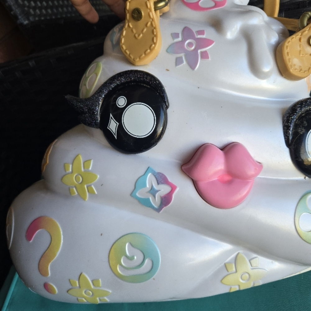 Poopsie Puitton Emoji Bag (no slime) - Picture 3 of 5